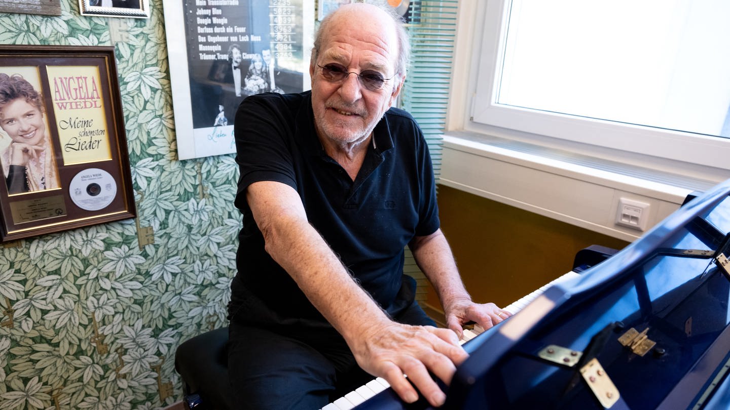 Ralph Siegel, Musiker, Komponist und Produzent, sitzt bei einem Interview mit der Deutschen Presse-Agentur, in seinem Büro an einem Klavier. (zu dpa: «Ralph Siegel über Grand Prix: Da bin ich schon stolz drauf») (Foto: dpa Bildfunk, Picture Alliance)