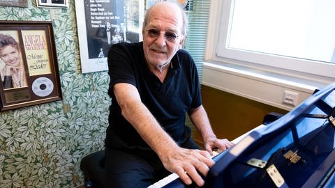 Ralph Siegel, Musiker, Komponist und Produzent, sitzt bei einem Interview mit der Deutschen Presse-Agentur, in seinem Büro an einem Klavier. (zu dpa: «Ralph Siegel über Grand Prix: Da bin ich schon stolz drauf»)