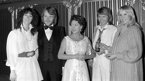 Schwedische Band ABBA ("Waterloo") bei einem Treffen mit der britischen Prinzessin Margaret. Bis heute auf eine Geschichte voller Erfolg zurückblicken. (Foto: dpa Bildfunk, picture-alliance/ dpa)
