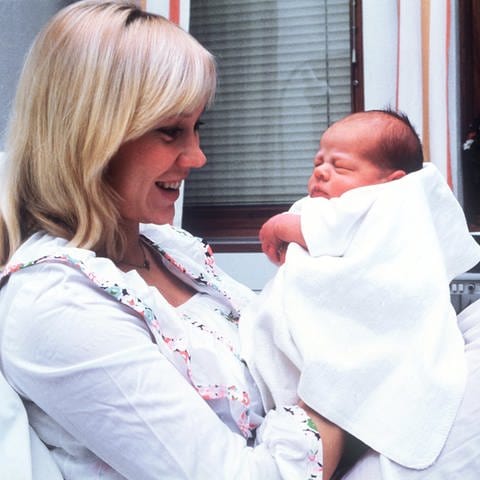 ABBA Mitglied Agnetha Fältskog präsentiert stolz ihren neugeborenen Sohn Christian. Sein Vater ist Bandkollege Björn Ulvaeus. Bis heute blickt die Band auf eine Geschichte voller Erfolg zurück. (Foto: dpa Bildfunk, picture alliance / dpa)