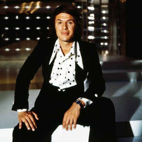 Salvatore Adamo, seine Lieder und Chansons: Der belgische Sänger posiert in der deutschen Musiksendung "Disco" für ein Foto (31. Januar 1976).