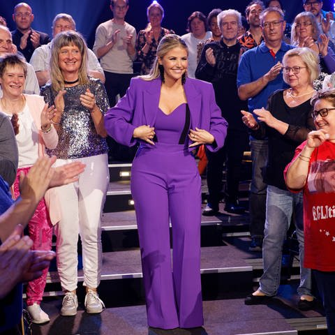 Die besten Bilder der Beatrice Egli Show 2023: Die Schweizer Sängerin läuft lächelnd mitten durchs Publikum, das begeistert applaudiert. (Foto: SWR, Manfred H. Vogel)
