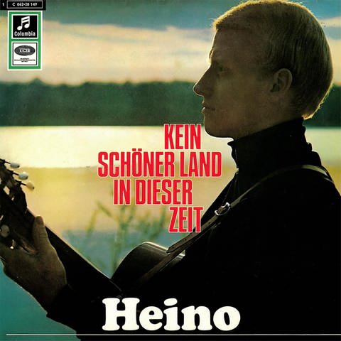 Sänger Heino ohne Brille – man sieht ihn in jungen Jahren von der Seite mit einer Gitarre vor einem See. Das Foto dienst als Cover des Liedes "Kein schöner Land in dieser Zeit". (Foto: SWR, Coverscan: Columbia)