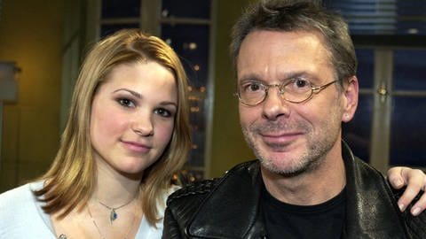 Sänger Reinhard Mey ("Über den Wolken") posiert mit seiner Tochter Victoria-Luise am Rande einer TV-Talkshow (Januar 2003) (Foto: picture-alliance / Reportdienste, Picture Alliance)