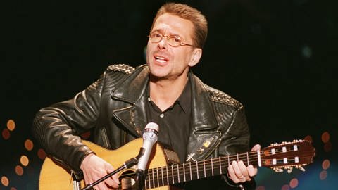 Liedermacher und Chansonsänger Reinhard Mey spielt auf der Gitarrre und singt (Januar 1995) (Foto: picture-alliance / Reportdienste, Picture Alliance)
