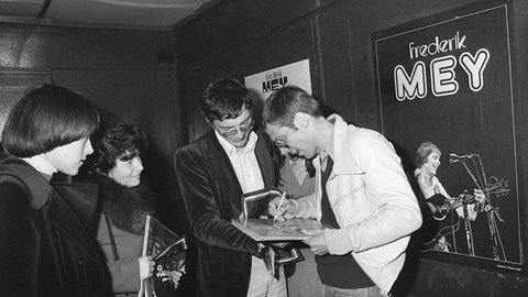 Der deutsche Liedermacher Reinhard Mey (r) gibt Fans am 10.05.1979 in der Pariser Music-Hall "Bobino" Autogramme. Der gebürtige Berliner ist mit seinen Chansons in Frankreich unter dem Namen Frederik Mey bekannt und äußerst populär. (Foto: picture-alliance / Reportdienste, picture-alliance/ dpa | Horst Ossinger)