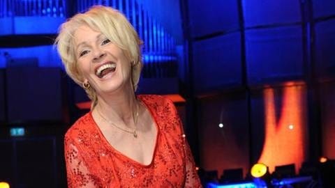 "Komm doch mal rüber" und "Über die Brücke geh'n" sind ihre Hits: Schlagersängerin Ingrid Peters posiert keck im roten Kleid (Foto: dpa Bildfunk, dpa Bildfunk -)