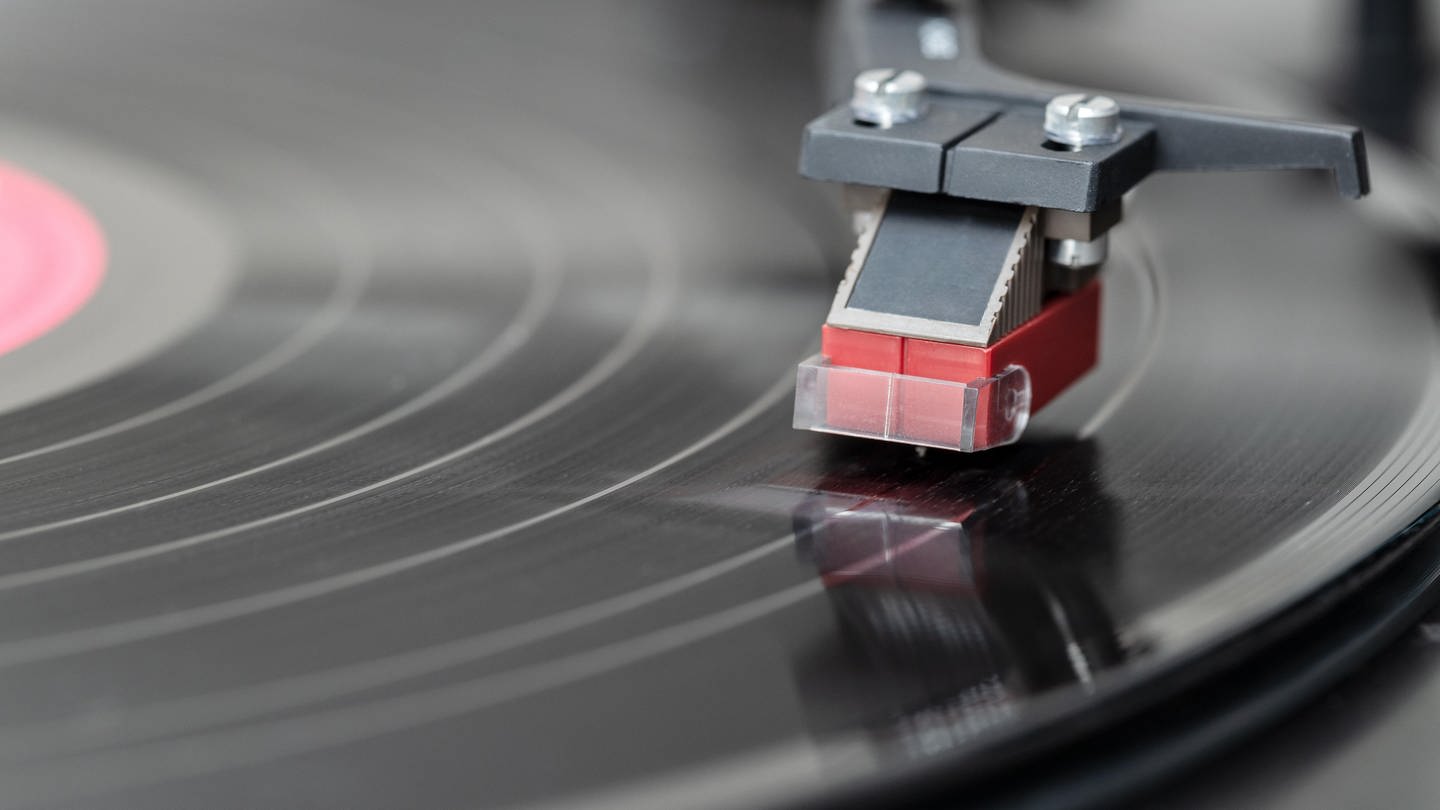 Der Tonarm beim Abspielen einer Schallplatte auf dem Plattenspieler. (Foto: picture-alliance / Reportdienste, Zoonar | Andres Victorero)
