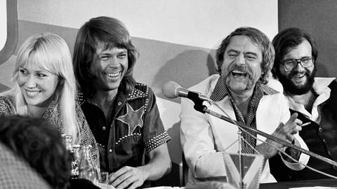 Die schwedische Popgruppe Abba ("Waterloo") Agnetha Fältskog, Björn Ulvaeus und Manager Stig Stikkan Andersson 1976 bei einem Interview in Warschau. Die Band schaut heute auf eine Geschichte voller Erfolg zurück.