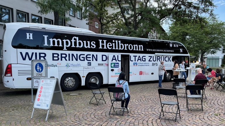 Impfbus Heilbronn und personen am Berlinder Platz in Heilbronn (Foto: SWR)