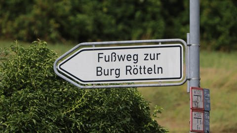 Wandern in BW: Ein Schild weist im Ortsteil Tumringen den Weg zur Burg Rötteln.  (Foto: SWR, Laura Könsler)