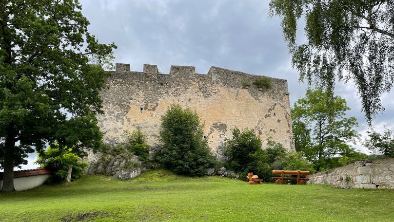 Hettinger Schloss: Die Schildmauer der einstigen Burg. (Foto: SWR, Ulrike Mix)