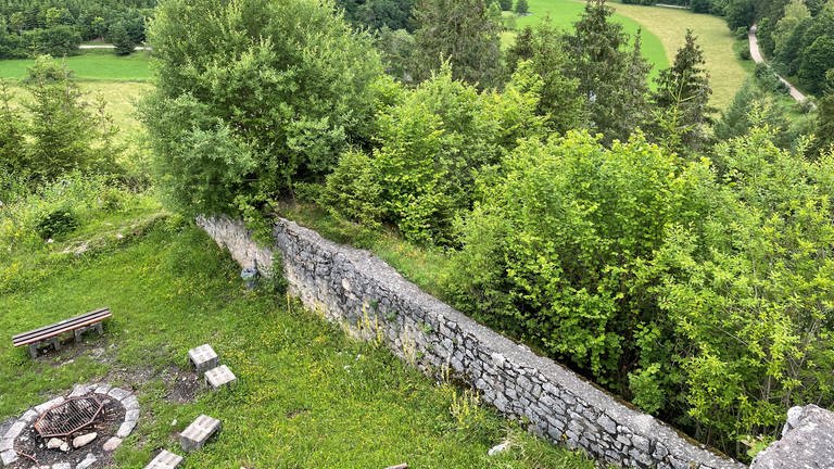 Reste von Burg Baldenstein hoch über dem Fehlatal. (Foto: SWR, Ulrike Mix)