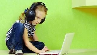 Kind mit Kopfhörern am Laptop (Foto: Getty Images, Thinkstock -)