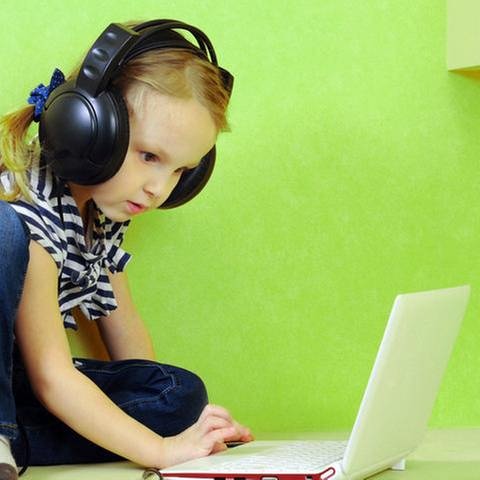 Kind mit Kopfhörern am Laptop (Foto: Getty Images, Thinkstock -)