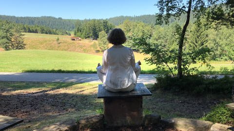 Wandern in BW: Der Yoga-Natur-Pfad in Lauterbach bietet eine Einführung in die Meditation inmitter der Natur.