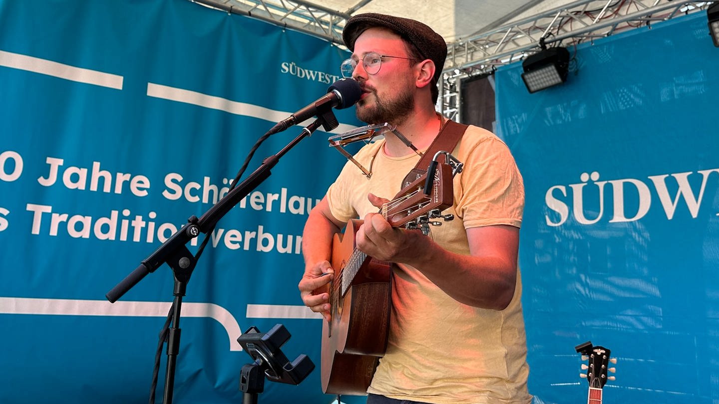 Der Künstler Bernhard Böhringer mit seiner Gitarre auf der Bühne des Mundart Open Air beim Bad Uracher Schäferlauf. (Foto: SWR, Markus Beschorner)