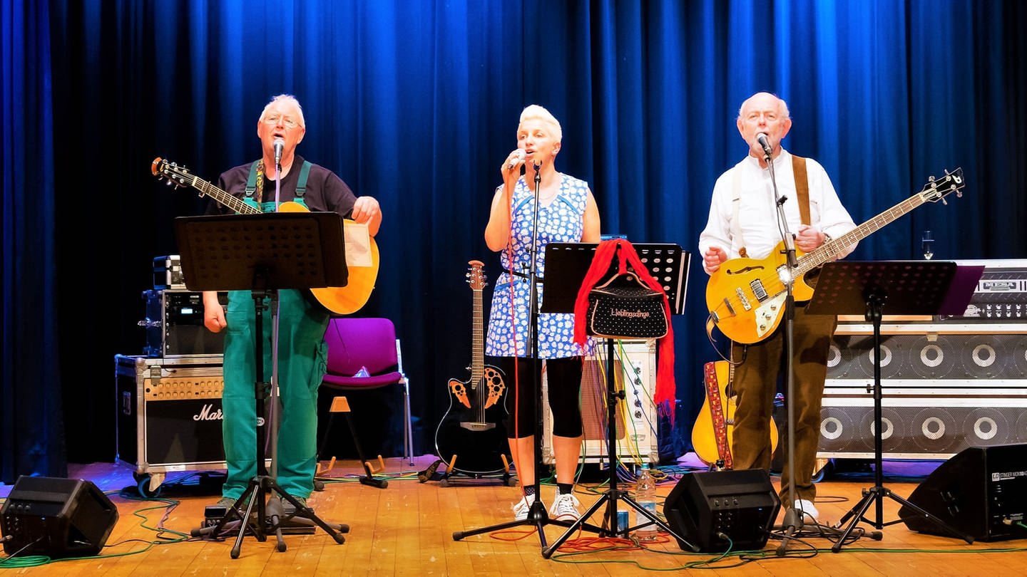 Die Mundart-Band Annâweech auf der Bühne (Foto: Elke Gässler)