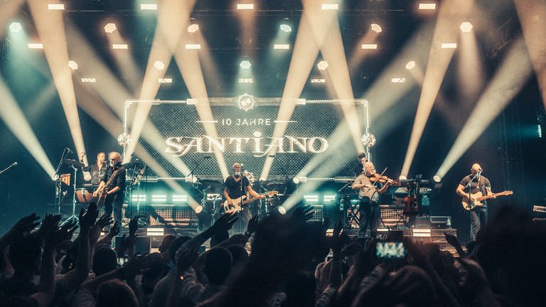 Santiano auf der Bühne vor großem Publikum (Foto: Pressestelle, Simon Volz)