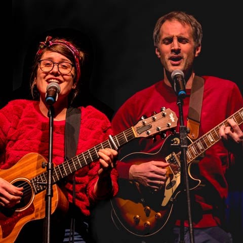 Die Schwäbische Liedermacherin Elena Seeger und ihr Kollege Pius Jauch spielten im Sommer 2023 auf bei der "Schwabenliedermacherei" in Bad Urach. (Foto: Pius Jauch und Elena Seeger)