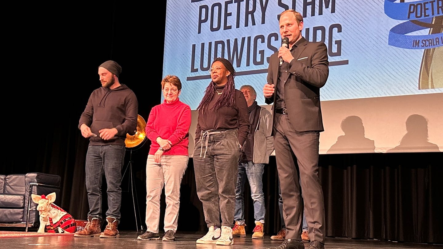 Die Künstlerinnen und Künstler des Mundart-Poetry-Slams in Ludwigsburg auf der Bühne im Scala (Foto: SWR, Markus BEschorner)