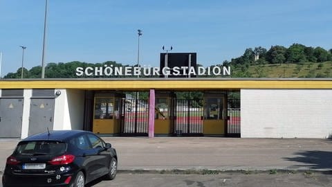 Das Eingangstor des Schönebürgstadions in Crailsheim. (Foto: SWR)