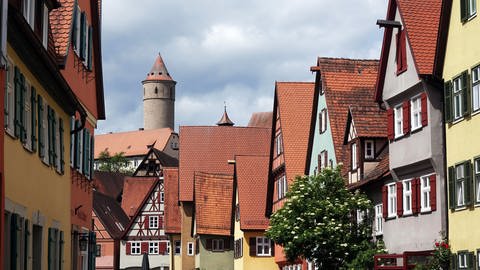 Die Altstadt von Dinkelbühl mit dem grünen Turm im Hintergrund. (Foto: picture-alliance / Reportdienste, Zoonar | Volker Rauch)