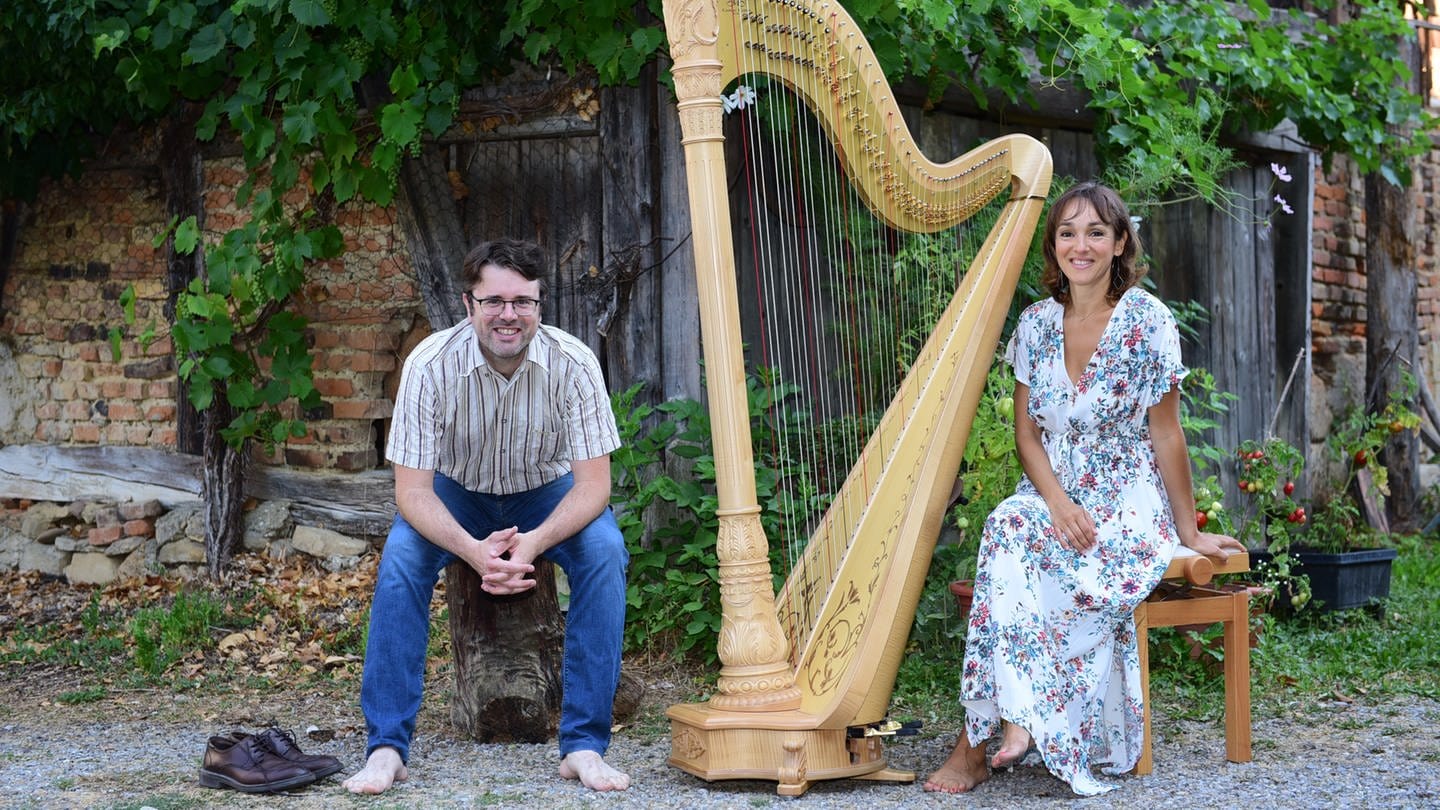 Der elsässische Mundart-Künstler Jean-Christophe Meyer und Caroline Grandhomme mit einer Harfe. (Foto: PHOTO GUY GREDER)