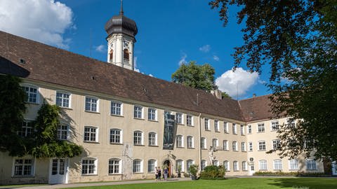 Wunderschön liegt das Schloss Isny im Allgäu direkt am Wegesrand des Rundwanderwegs zur Riedholzer Kugel.