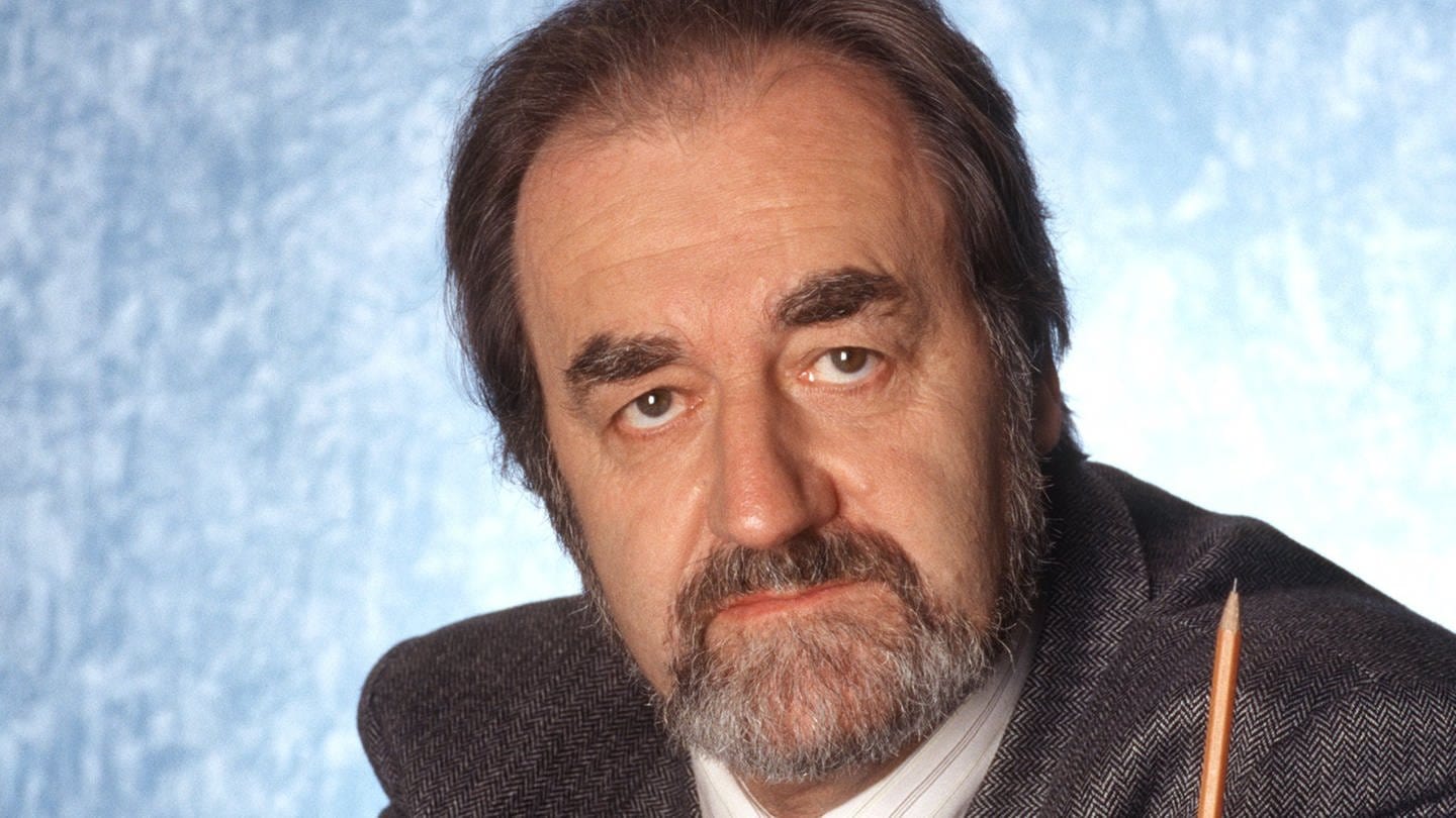 Der Drehbuchautor und Schriftsteller Felix Huby auf einem Archivfoto vom Januar 1997. Er trägt ein graues Jackett und in der rechten Hand hält er einen Bleistift. (Foto: picture-alliance / Reportdienste, picture-alliance/ dpa | Erwin Elsner)
