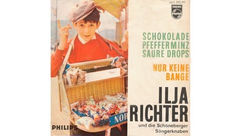 Plattencover von "disco"-Moderator Ilja Richter als kleiner Steppke mit Bauchladen und seinem Sortiment "Schokolade, Pfefferminz, saure Drops". Bekannt wurde er auch durch seine Sketche und die "Pauker"-Filme. (Foto: (Coverscan: Philips) -)
