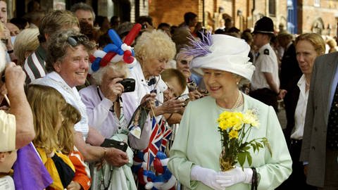 Queen Elizabeth vor vielen Menschen bei der Eröffnung der Marina in Ipswich (Foto: picture-alliance / Reportdienste, Picture-Alliance / Photoshot | -)
