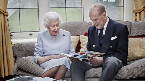 Queen Elizabeth II. und Prinz Philip betrachten die selbstgemachten Hochzeitstagskarten ihrer Urenkel  (Foto: dpa Bildfunk, Picture Alliance)