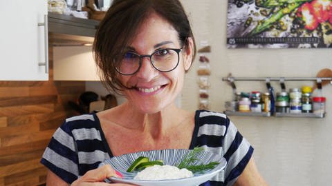 SWR4 Moderatorin Corinne Schied in der Küche mit einem Teller quark und gurken und dill, lächelnd (Foto: SWR, Stefanie Kühn -)