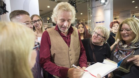 Thomas Gottschalk gibt Autogramme auf der Frankfurter Buchmesse 2015 (Foto: picture-alliance / Reportdienste, Picture Alliance)