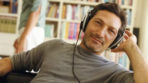 Mann mit Kopfhörer hört Musik (Foto: Getty Images, Digital Vision)