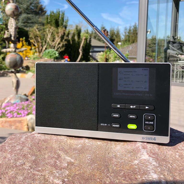 Digitalradio steht auf einer Terrasse bei Sonnenschein (Foto: SWR, Susanne Donike)