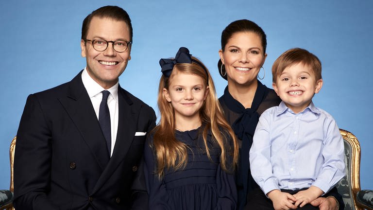 Die Familie der schwedischen Kronpronzessin Victoria posiert lachend