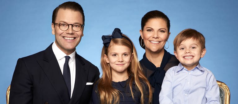 Die Familie der schwedischen Kronpronzessin Victoria posiert lachend (Foto: Pressestelle, Kungahusset)