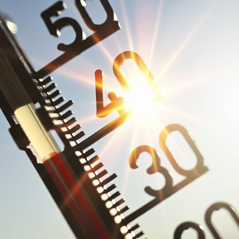 Thermometer zeigt vor sengender Sonne 40 Grad. Mehr Tage mit diesen Temperaturen sind ein Hinweis auf den Klimawandel.   (Foto: dpa Bildfunk, Picture Alliance)