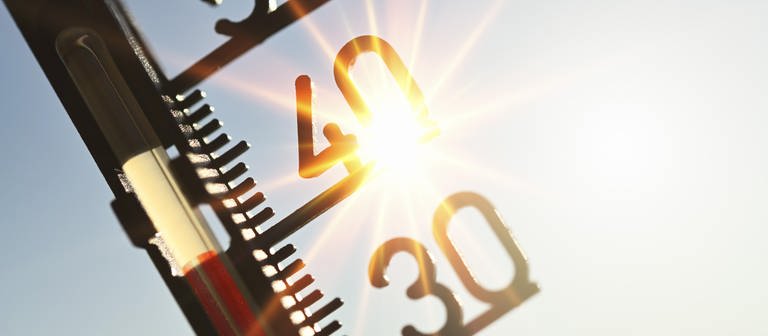 Thermometer zeigt vor sengender Sonne 40 Grad. Mehr Tage mit diesen Temperaturen sind ein Hinweis auf den Klimawandel.   (Foto: dpa Bildfunk, Picture Alliance)