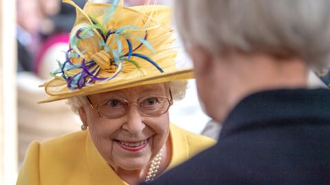 Königin Elizabeth II. mit gelbem Hut und Kostüm (Foto: dpa Bildfunk, Picture Alliance)