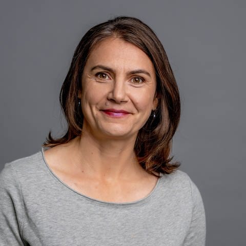 Porträtfoto der SWR4 Moderatorin Sabine Stöhr, lächelnd
