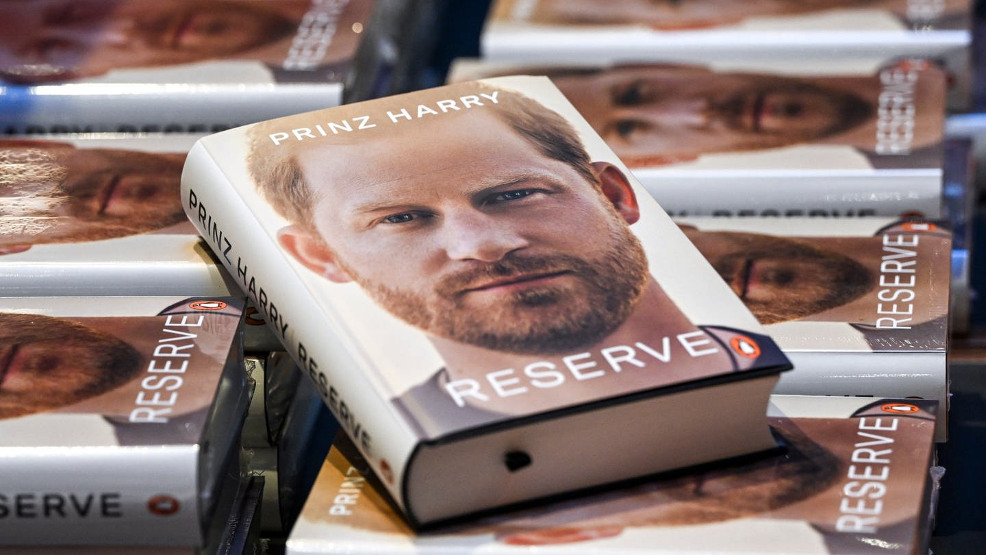 Das Buch von Prinz Harrys Biografie zeigt sein Gesicht auf dem Cover. (Foto: dpa Bildfunk, Picture Alliance)