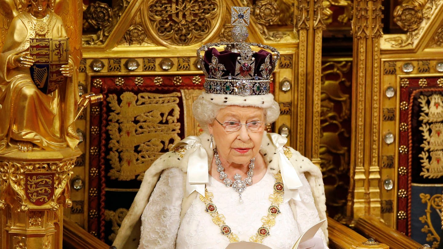 Queen Elizabeth sitzt auf ihrem Thron (Foto: picture-alliance / Reportdienste, picture alliance / Str/EPA/dpa | Str)