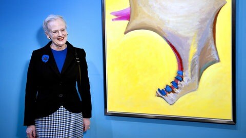 Königin Margrethe posiert neben einem ihrer Kunstwerke