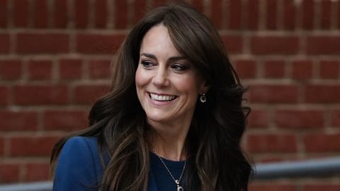 Prinzessin Kate lächelt schräg über ihre rechte Schulter. (Foto: picture-alliance / Reportdienste, picture alliance/dpa/PA Wire | Aaron Chown)
