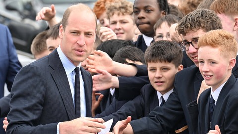 Prinz William besucht die Schlerinnen und Schüler einer Schule in Sandwell und schüttelt viele Hände. (Foto: IMAGO, IMAGO / Cover-Images)