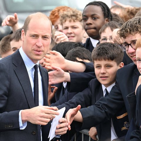 Prinz William besucht die Schlerinnen und Schüler einer Schule in Sandwell und schüttelt viele Hände. (Foto: IMAGO, IMAGO / Cover-Images)