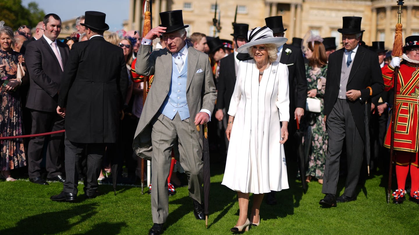 König Charles III. und Königin Camilla im Garten des Buckingham Palastes während einer ihrer großen Gartenpartys. (Foto: dpa Bildfunk, picture alliance / Photoshot | -)